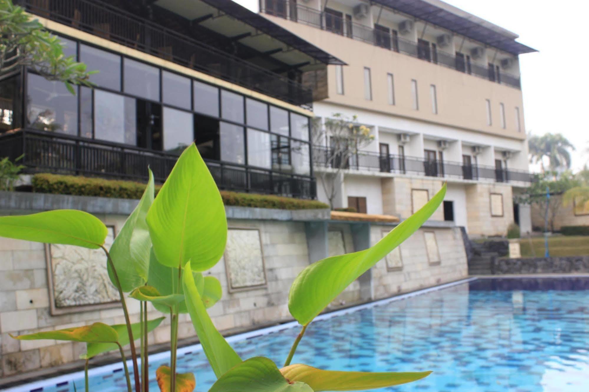 Hotel Bumi Cikeas Sentul Bogor Exterior foto