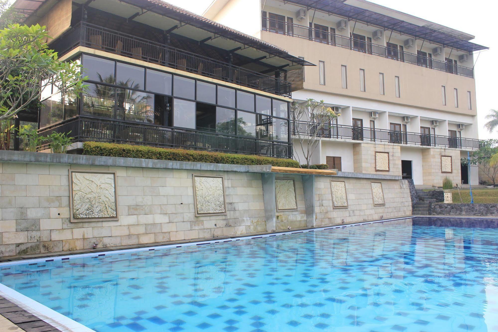 Hotel Bumi Cikeas Sentul Bogor Exterior foto